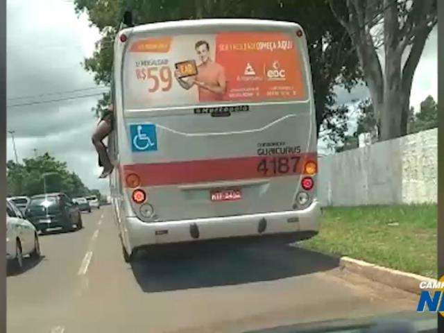 Homem tenta pular de &ocirc;nibus em movimento na Consul Assaf Trad