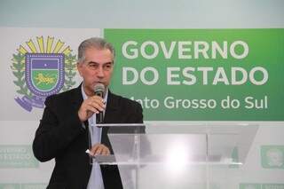 Reinaldo falou sobre pacote de obras, no auditório da governadoria (Foto: Marcos Ermínio)