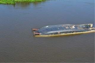 Embarcação naufragou no Rio Paraguai. (Foto: Diário Corumbaense)