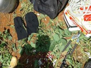 Toucas ninjas e munições calibre 12 foram encontradas perto dos corpos (Foto: Porã News)