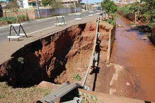 Erosão às margens do córrego Segredo, na avenida Ernesto Geisel, local onde houve acidente com triciclo. (Foto: Pedro Peralta)