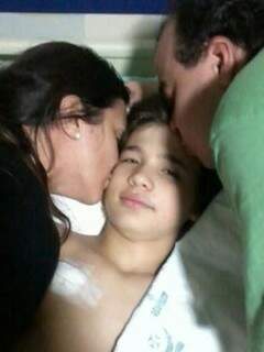 Jonas e os pais, ainda no hospital.