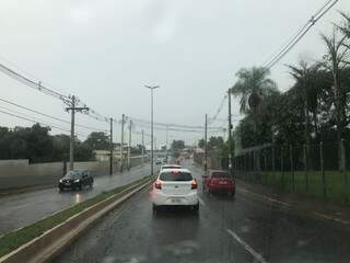 Chuva na avenida Eduardo Elias Zahran na tarde desta sexta (Foto: Lucimar Couto)