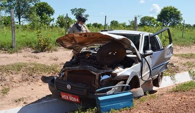 Taxista fica ferido ao capotar ve&iacute;culo na BR-259