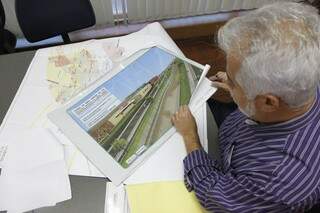 Secretário mostra como Norte-Sul ficará com projeto de paisagismo (Foto: Cleber Gellio)