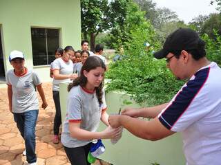 Alunos receberam mudas de árvores frutíferas ao fim de passeio. (Foto: João Garrigó)