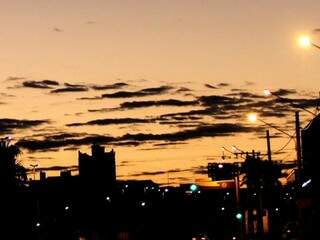 Céu amanheceu claro, com poucas nuvens em vista pelo bairro Jardim dos Estados em Campo Grande (Foto: Saul Schramm)