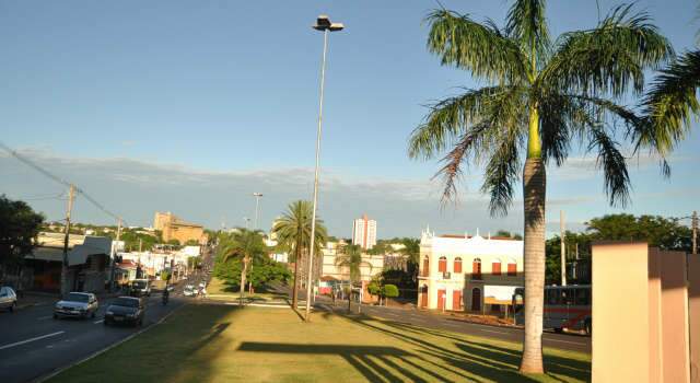  Primeiro dia da esta&ccedil;&atilde;o das folhas &eacute; de c&eacute;u aberto e temperatura em alta