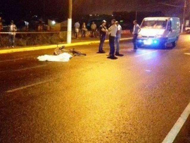 Ciclista tem a cabe&ccedil;a esmagada por carreta em avenida 