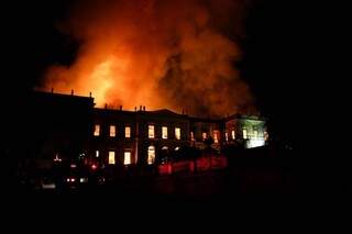 O Museu Nacional, um dos mais antigos do Brasil, em chamas (Marcelo Sayão/EFE)