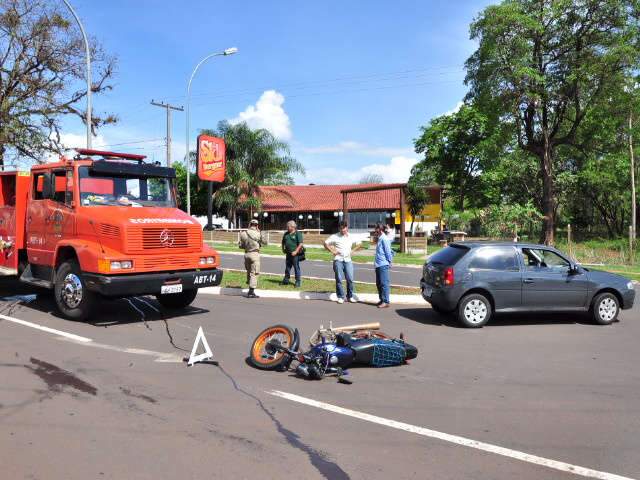  Motociclista fica ferido em acidente com carro na avenida Ricardo Brand&atilde;o