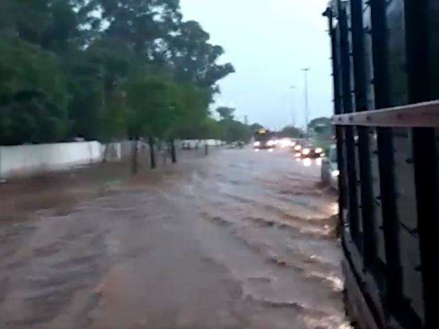 Em meio a tempestade, Assaf Trad vira &ldquo;rio&rdquo; ao lado do cemit&eacute;rio do Cruzeiro