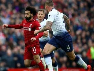 Jogadores em disputa na partida entre o Liverpool e o Tottenham (Foto: Uefa/Divulgação)