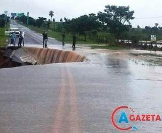Erosão fica no trecho que liga as rodovias MS-156 (Tacuru/Amambai) e MS-295 (Tacuru/Iguatemi) ao município. (Foto: A Gazeta News)