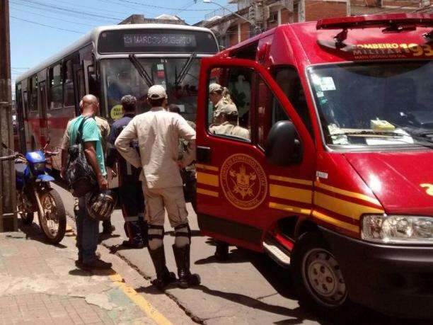 Motociclista &eacute; atingida por &ocirc;nibus ao tentar estacionar na Cal&oacute;geras