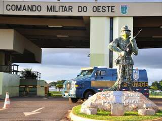 Um jacaré vestido de soldado virou notícia em 25 de maio. Instalado na entrada do CMO - Foto: João Garrigó