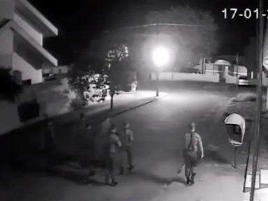 Imagens mostram movimenta&ccedil;&atilde;o de pistoleiros em frente a casa de v&iacute;tima