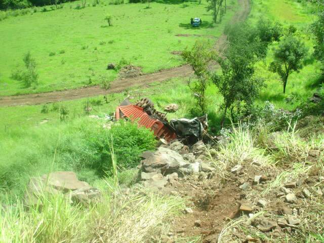  Caminh&atilde;o carregado de contrabando cai em ribanceira na Serra de Maracaju
