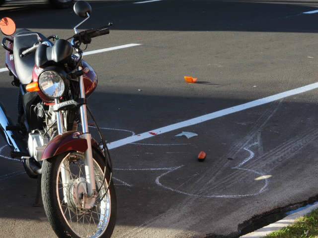  Motociclista ap&oacute;s ser atingido por caminhonete 