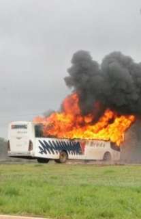 Após incendiarem ônibus, dois funcionários são presos em Três Lagoas 