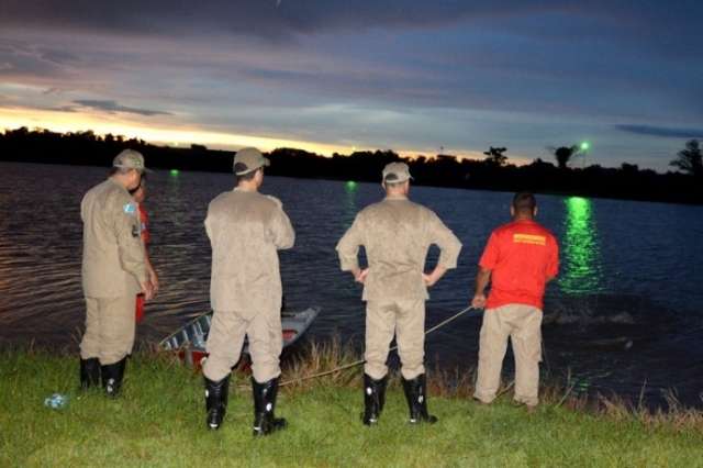 Bombeiros procuram jovem de 23 anos que desapareceu em lago