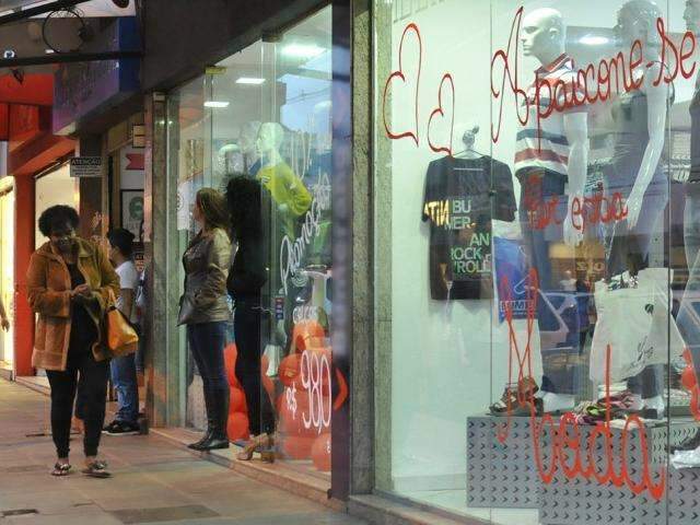 Quem vai &agrave;s compras no Dia dos Namorados deve gastar at&eacute; R$ 200