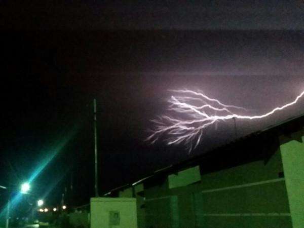 No temporal da sexta, 180 raios atingiram a Capital, diz Inpe