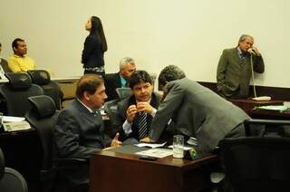 Paulo Duarte conversa com deputados durante a sessão desta terça-feira na Assembleia. (Foto: Rodrigo Pazinato)