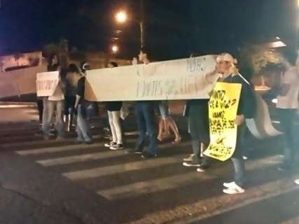 Estudantes protestam por melhor sinalização de trânsito em frente à UEMS