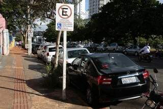 Mesmo com a placa, motoristas não respeitam e estacionam em áreas reservadas (Foto: Cleber Gellio)