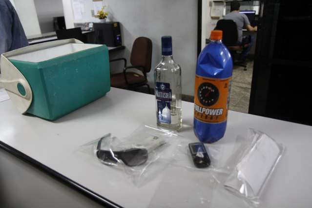 Motorista foge ap&oacute;s acidente com um ferido e abandona carro com bebidas