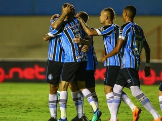 Jogadores correndo para o abraço durante as comemorações. (Foto: GrêmioFC)