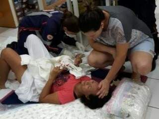 O parto de Eliane foi no chão da loja. Ela recebeu ajuda de Aparecida - do lado direito -, que é enfermeira. (Foto: Direto das Ruas)