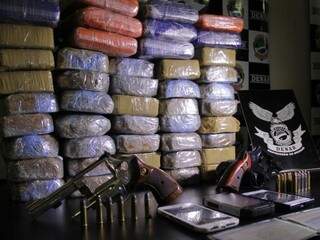 Drogas, armas e celulares apreendidos pela polícia. (Foto: Marcos Ermínio)