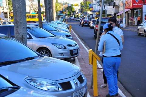 Sem vaga na área central, comerciantes querem ampliar estacionamento pago