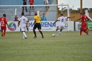 Gol de Wallace para o Novoperário, primeiro da goleada por 4 a 0 esta tarde nas Moreninhas (Foto: Marcelo Calazans/Campo Grande News)