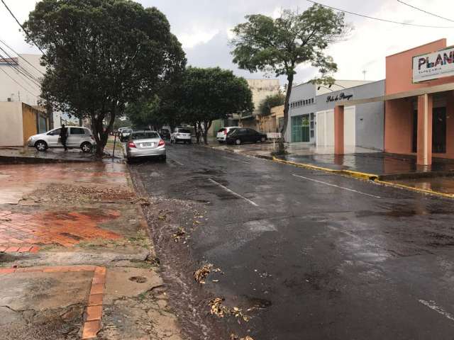 Chuva chega com muitas nuvens, ventos fortes e trov&otilde;es na Capital