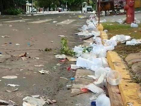 Pelo 4&deg; dia, Carnaval deixa montanhas de lixo em ruas