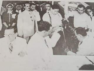 Demósthenes Martins, interventor Julio Muller e Getúlio Vargas durante churrasco em 1941; o presidente aparece de costas sendo servido (Foto: Reprodução)