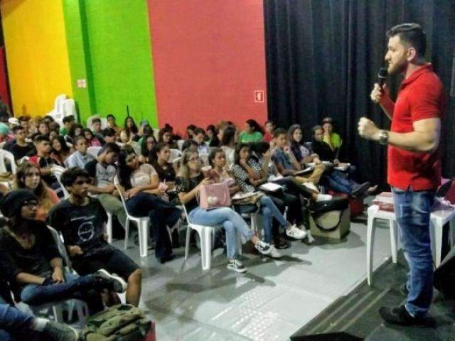 Empresa vai encaminhar 100 jovens para est&aacute;gio em 4 &aacute;reas de atua&ccedil;&atilde;o 