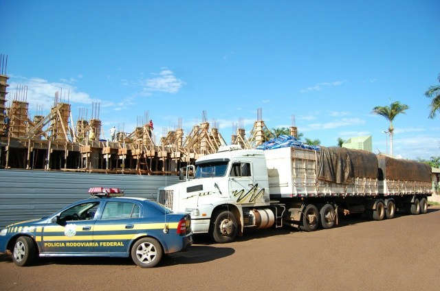  PRF apreende 600 caixas de cigarros contrabandeados em Caarap&oacute;