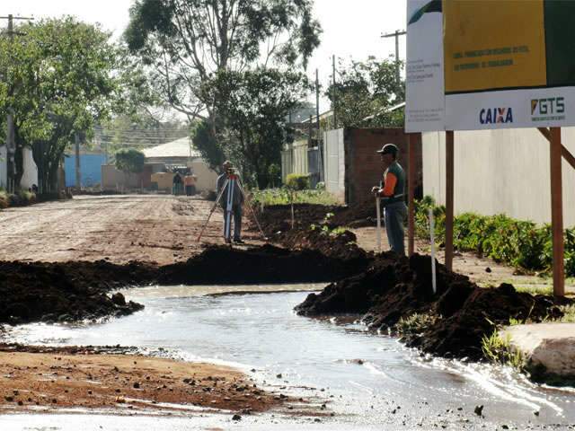  Tubula&ccedil;&atilde;o se rompe e &aacute;gua jorra em obra de drenagem no Portinho Pache