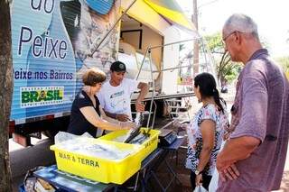Douradenses compram peixe em caminhão-feira do Ministério da Aquicultura e Pesca (Foto: Chico Leite/Divulgação)