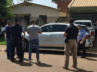 Policiais em volta da Mercedes Benz de comerciante morto a tiros hoje em Pedro Juan Caballero (Foto: Porã News)