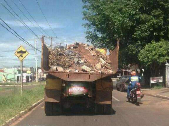 Caminh&atilde;o trafegava com tampa aberta e derrubando entulho em avenida