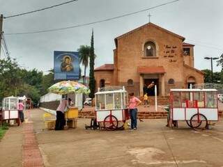 Nesta manhã, 14 vendedores ambulantes dividiam a calçada da igreja (Foto: Elci Holsback)