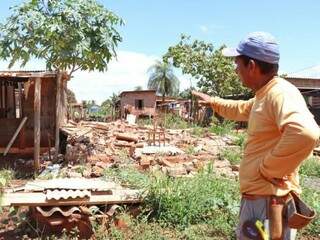 Indígena mostra preocupação com casa construída na Vila Romana (Foto: Henrique Kawaminami)