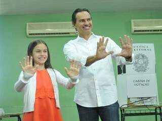 Marquinhos votou com a filha Alice, de 9 anos. (Foto: Alcides Neto)