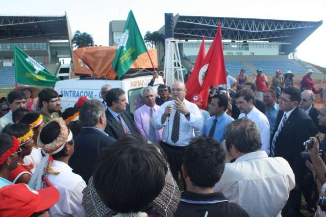 Ministro encontra manifestantes no J&oacute;quei Clube e recebe proposta de deputado