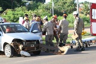 Enfermeira fica ferida ap&oacute;s ser &ldquo;fechada&rdquo; e colidir carro em placa 